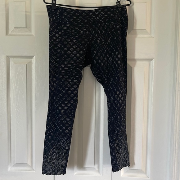 Lululemon crops Size 10🥰🥰 - Picture 1 of 4